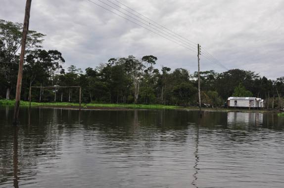 Completamente alagado na época das cheias, o campo de futebol de uma das comunidades ribeirinhas na Reserva do Mamirauá, região de Tefé, no Amazonas